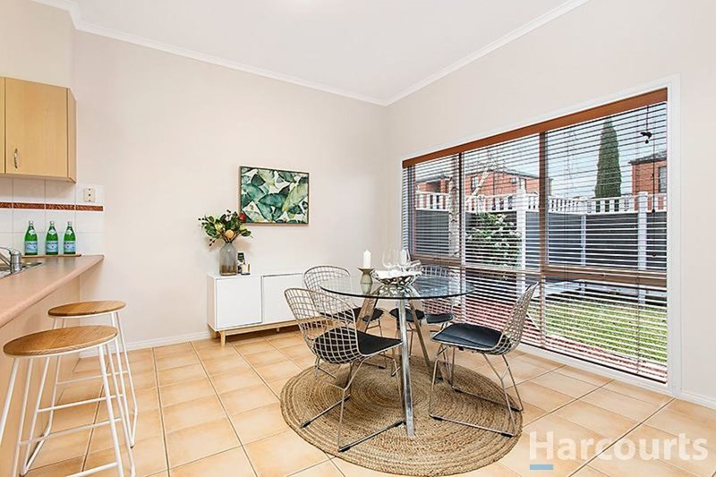 Photo - 4/18 Tulloch Grove, Glen Waverley VIC 3150 - Image 2