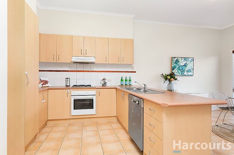 Photo - 4/18 Tulloch Grove, Glen Waverley VIC 3150 - Image 3