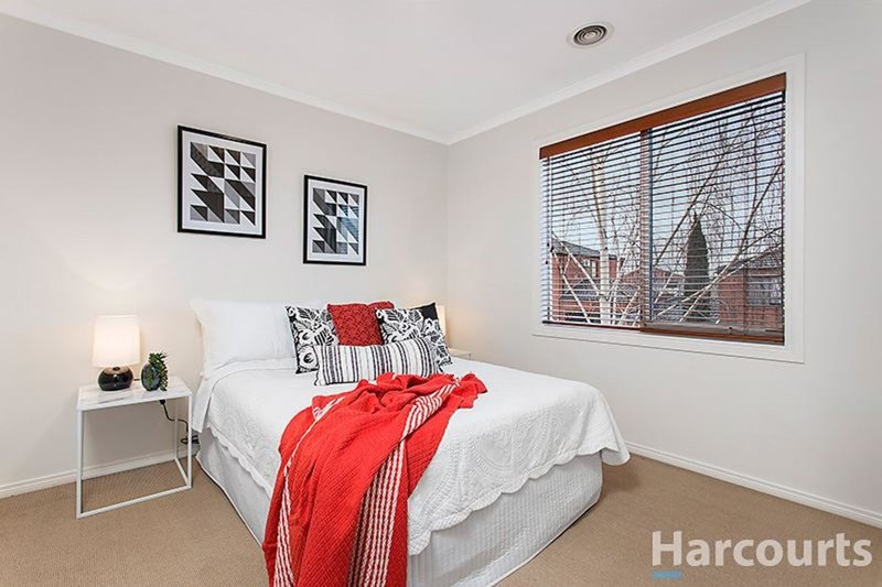 Photo - 4/18 Tulloch Grove, Glen Waverley VIC 3150 - Image 6