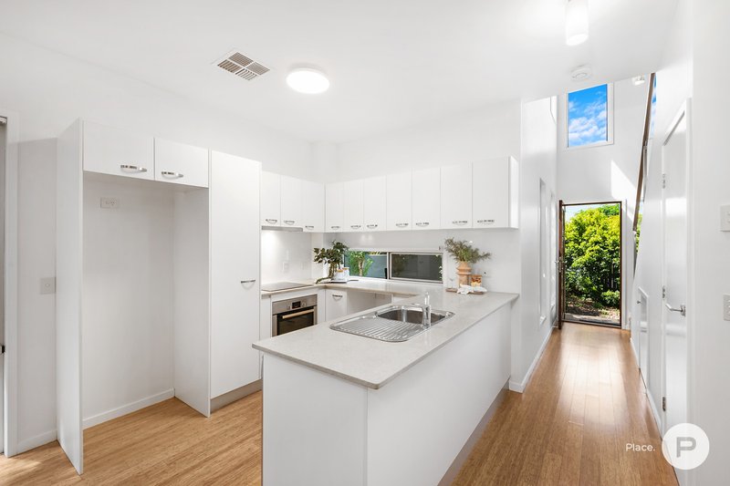 Photo - 4/18 Ward Street, Indooroopilly QLD 4068 - Image 3