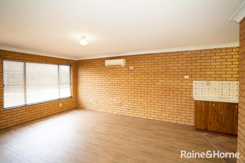 Photo - 4/19 Brunskill Avenue, Forest Hill NSW 2651 - Image 2