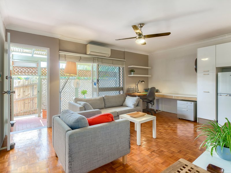 Photo - 4/19 Young Street, Milton QLD 4064 - Image 2