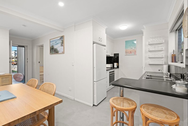 Photo - 4/198 C Hedges Avenue, Mermaid Beach QLD 4218 - Image 4