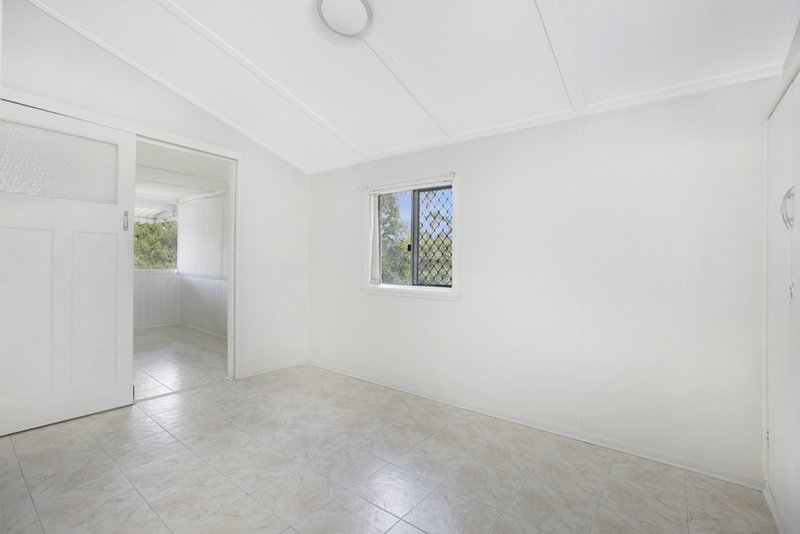 Photo - 42 Abbotsleigh Street, Holland Park QLD 4121 - Image 5