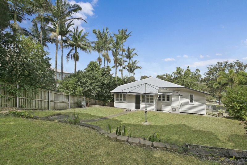 Photo - 42 Abbotsleigh Street, Holland Park QLD 4121 - Image 7