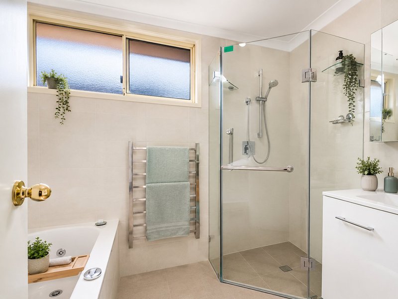 Photo - 42 Aberfeldy Crescent, St Andrews NSW 2566 - Image 3