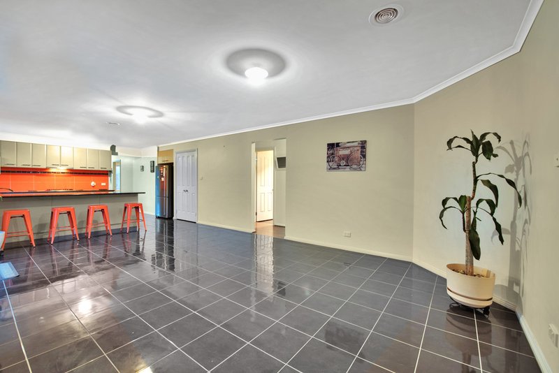 Photo - 42 Barmera Way, Truganina VIC 3029 - Image 6