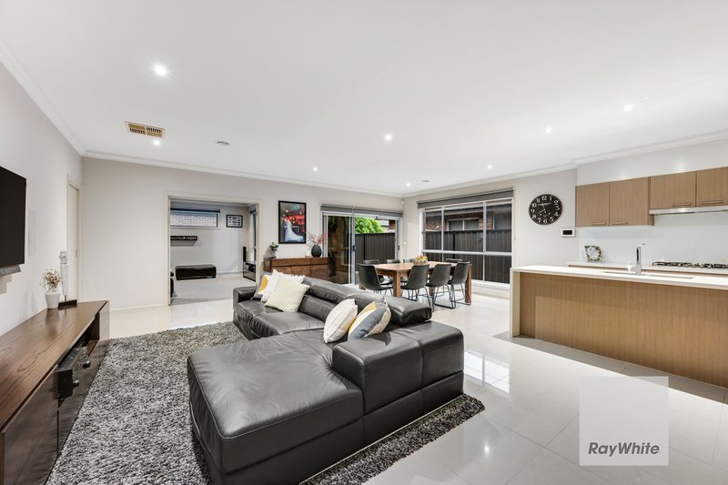 Photo - 42 Bluebird Way, Roxburgh Park VIC 3064 - Image 3