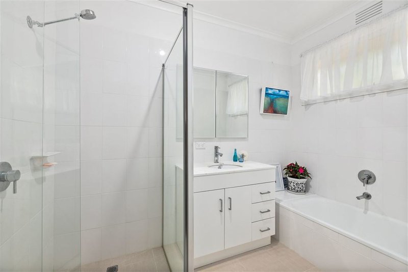 Photo - 42 Brentwood Drive, Glen Waverley VIC 3150 - Image 8