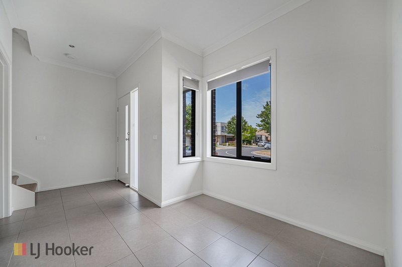 Photo - 42 Brunswick Crescent, Craigieburn VIC 3064 - Image 2