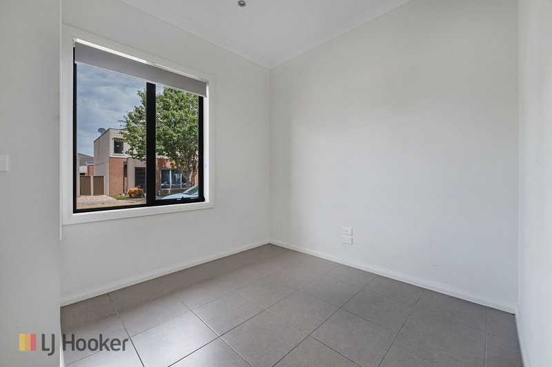 Photo - 42 Brunswick Crescent, Craigieburn VIC 3064 - Image 3