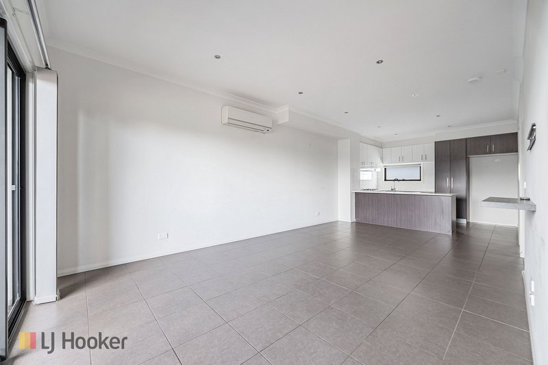 Photo - 42 Brunswick Crescent, Craigieburn VIC 3064 - Image 4