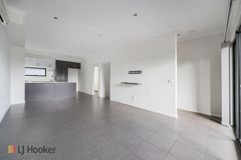 Photo - 42 Brunswick Crescent, Craigieburn VIC 3064 - Image 5