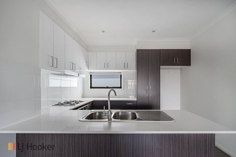Photo - 42 Brunswick Crescent, Craigieburn VIC 3064 - Image 7