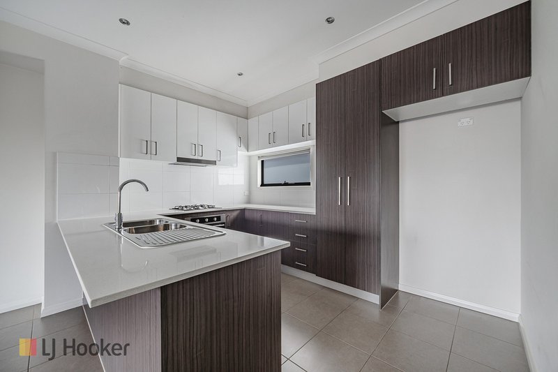Photo - 42 Brunswick Crescent, Craigieburn VIC 3064 - Image 8