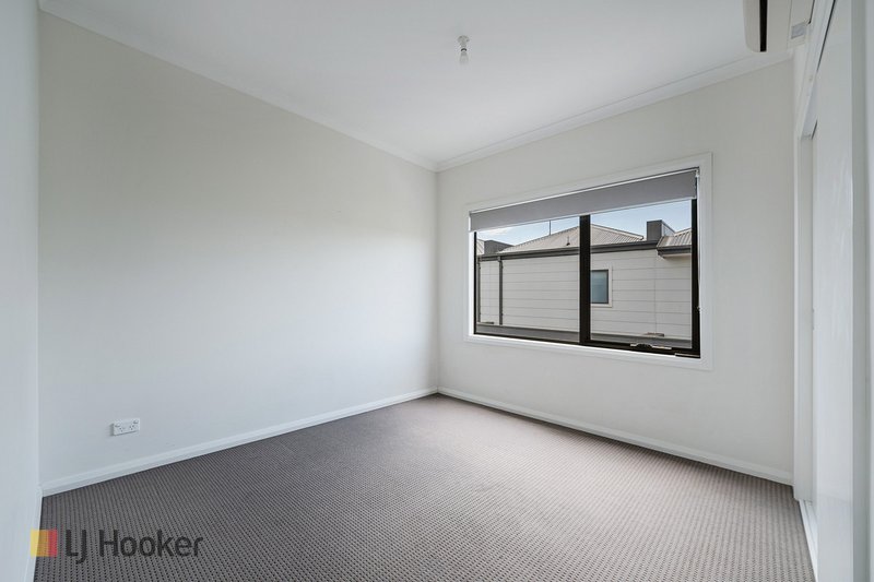 Photo - 42 Brunswick Crescent, Craigieburn VIC 3064 - Image 11