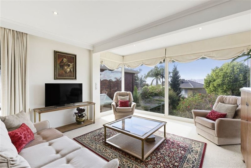 Photo - 42 Caithness Crescent, Glen Waverley VIC 3150 - Image 2