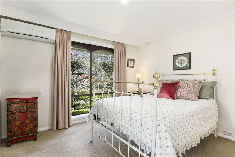 Photo - 42 Caithness Crescent, Glen Waverley VIC 3150 - Image 7