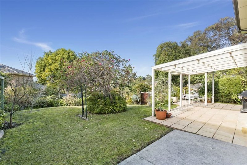 Photo - 42 Caithness Crescent, Glen Waverley VIC 3150 - Image 8