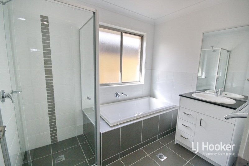 Photo - 42 Cambridge Circuit, Yarrabilba QLD 4207 - Image 11