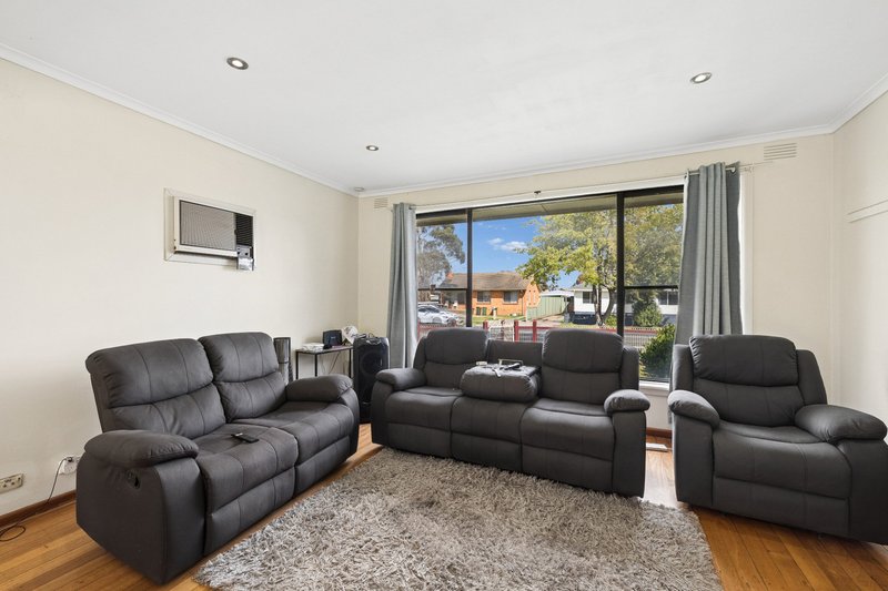 Photo - 42 Centenary Crescent, Werribee VIC 3030 - Image 2