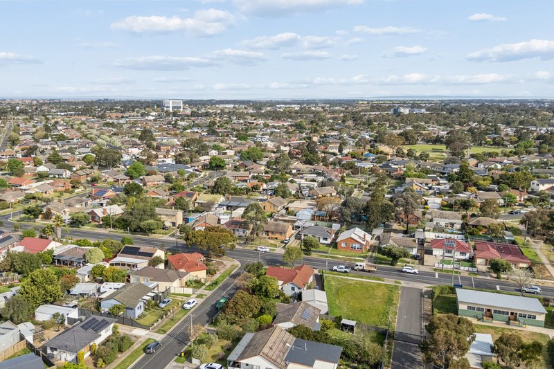 Photo - 42 Centenary Crescent, Werribee VIC 3030 - Image 23