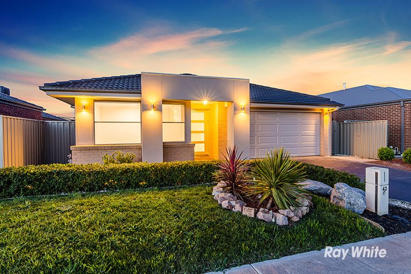 42 Challenger Circuit, Cranbourne East VIC 3977