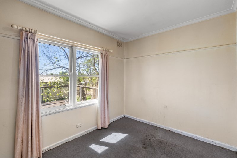 Photo - 42 Chisholm Crescent, Seymour VIC 3660 - Image 4