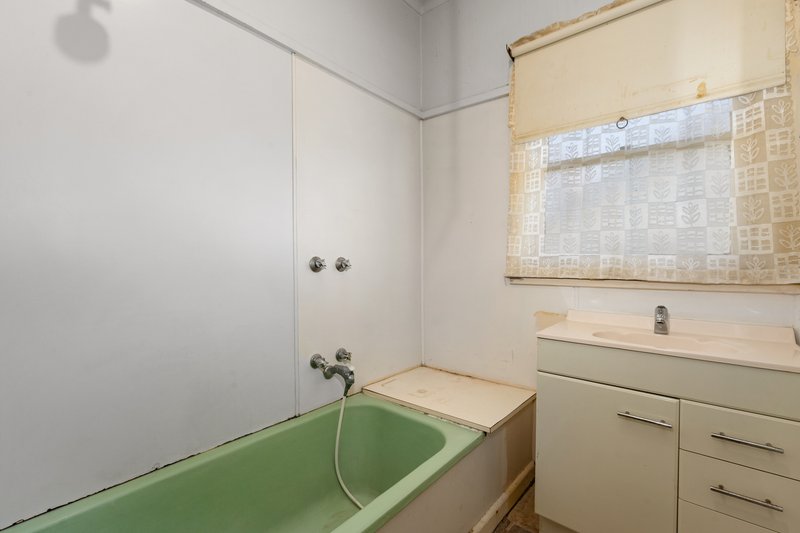 Photo - 42 Chisholm Crescent, Seymour VIC 3660 - Image 8