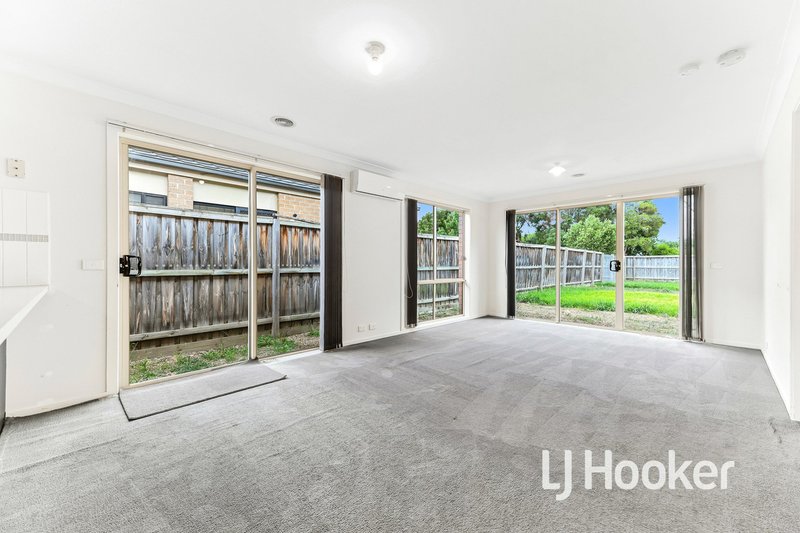 Photo - 42 Devine Drive, Pakenham VIC 3810 - Image 3