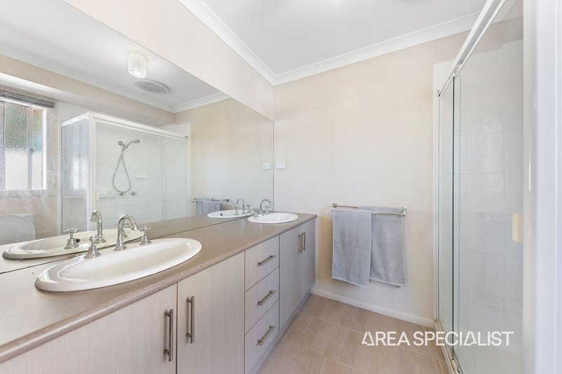 Photo - 42 Ebony Drive, Pakenham VIC 3810 - Image 6