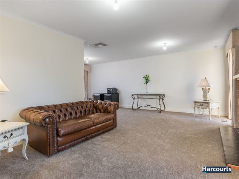 Photo - 42 George Knox Drive, Rowville VIC 3178 - Image 5