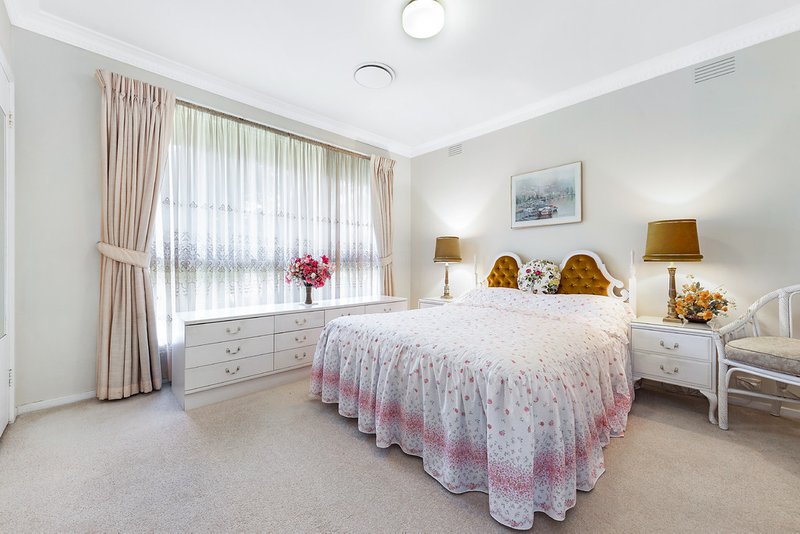 Photo - 42 Grantley Drive, Glen Waverley VIC 3150 - Image 6