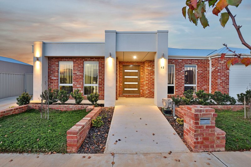 Photo - 42 Karalanza Drive, Mildura VIC 3500 - Image 2