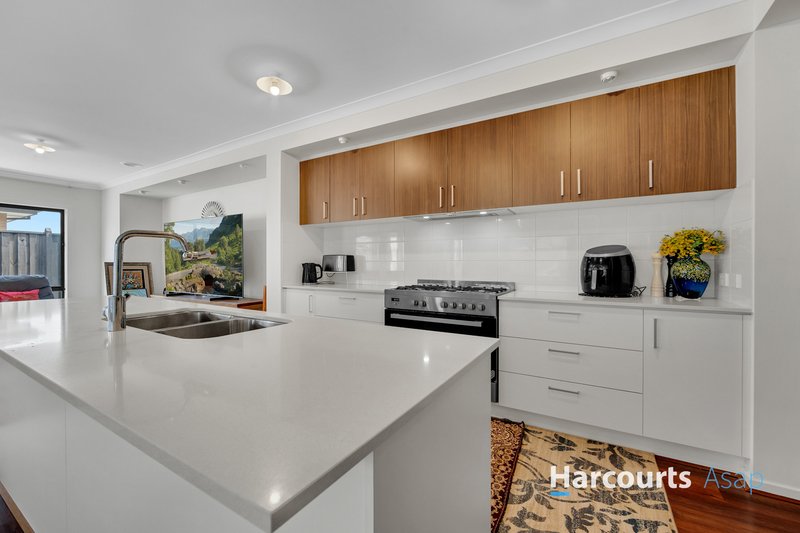 Photo - 42 Karawarra Circuit, Cranbourne North VIC 3977 - Image 7