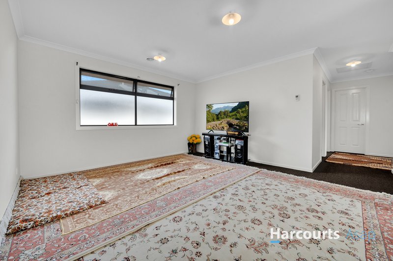 Photo - 42 Karawarra Circuit, Cranbourne North VIC 3977 - Image 8