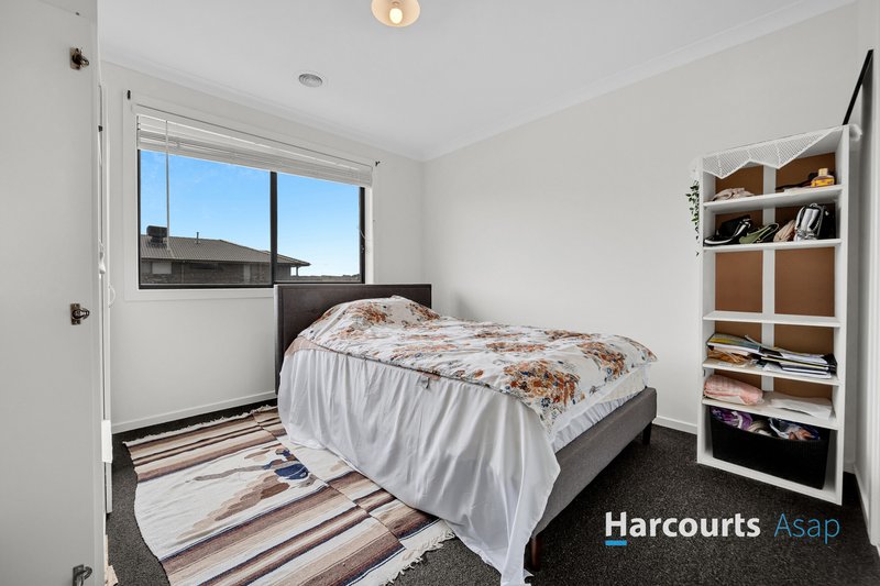 Photo - 42 Karawarra Circuit, Cranbourne North VIC 3977 - Image 13