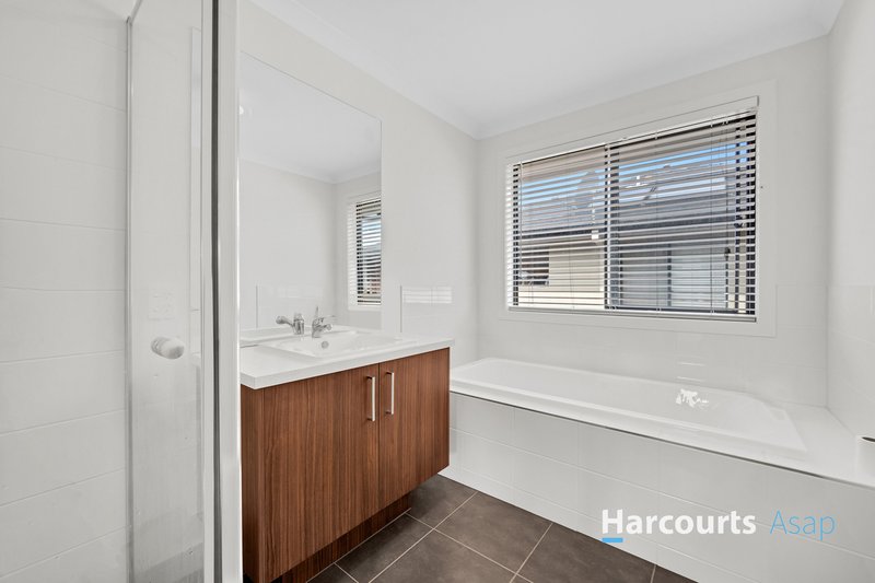 Photo - 42 Karawarra Circuit, Cranbourne North VIC 3977 - Image 14