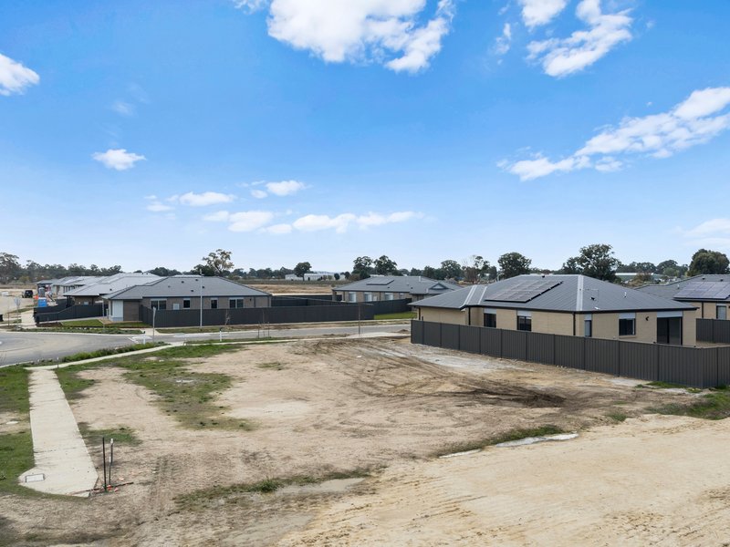 Photo - 42 Kingparrot Court, Benalla VIC 3672 - Image 4