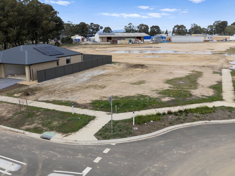 Photo - 42 Kingparrot Court, Benalla VIC 3672 - Image 7
