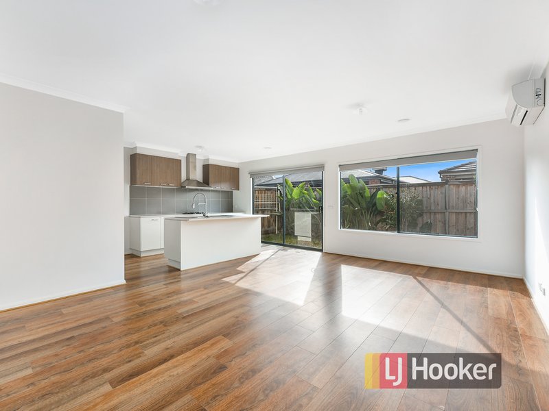 Photo - 42 Mossey Crescent, Cranbourne East VIC 3977 - Image 6