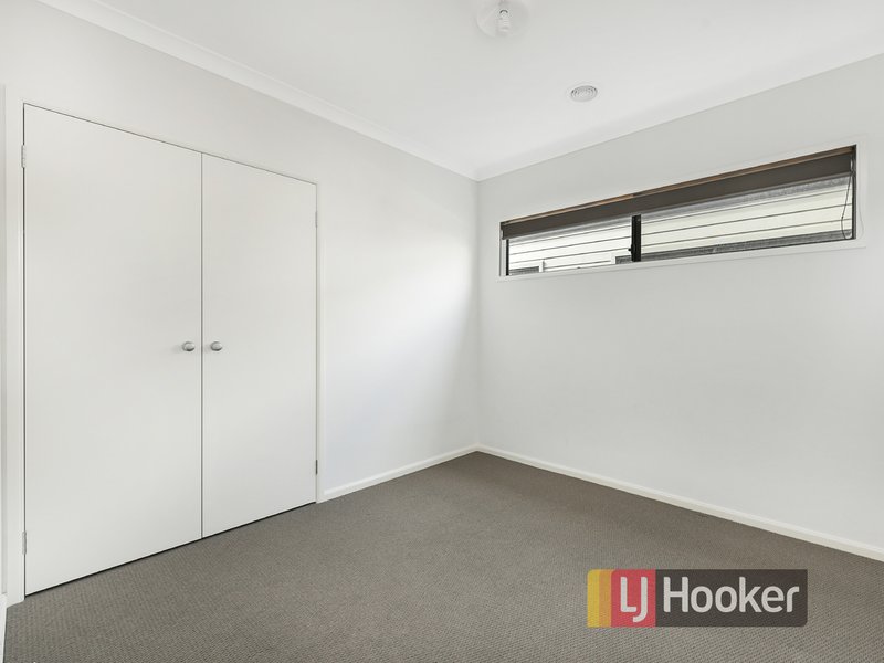 Photo - 42 Mossey Crescent, Cranbourne East VIC 3977 - Image 10