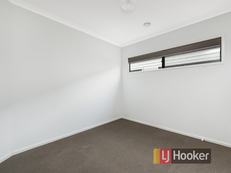 Photo - 42 Mossey Crescent, Cranbourne East VIC 3977 - Image 11