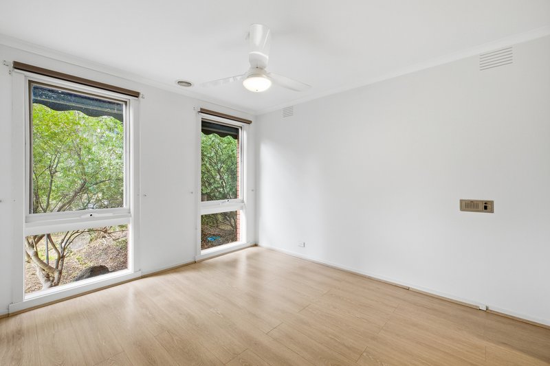 Photo - 42 Mowbray Drive, Wantirna South VIC 3152 - Image 4