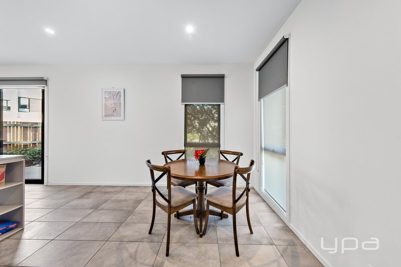 Photo - 42 Oakden Crescent, St Albans VIC 3021 - Image 8