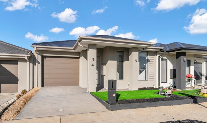 Photo - 42 Palmdale Crescent, Mambourin VIC 3024 - Image 1