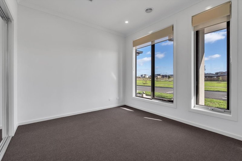 Photo - 42 Palmdale Crescent, Mambourin VIC 3024 - Image 3