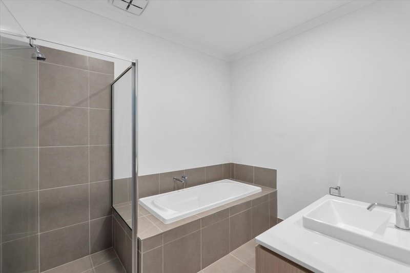 Photo - 42 Palmdale Crescent, Mambourin VIC 3024 - Image 6