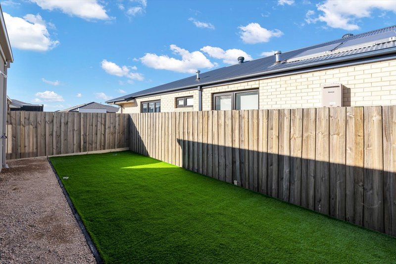 Photo - 42 Palmdale Crescent, Mambourin VIC 3024 - Image 7