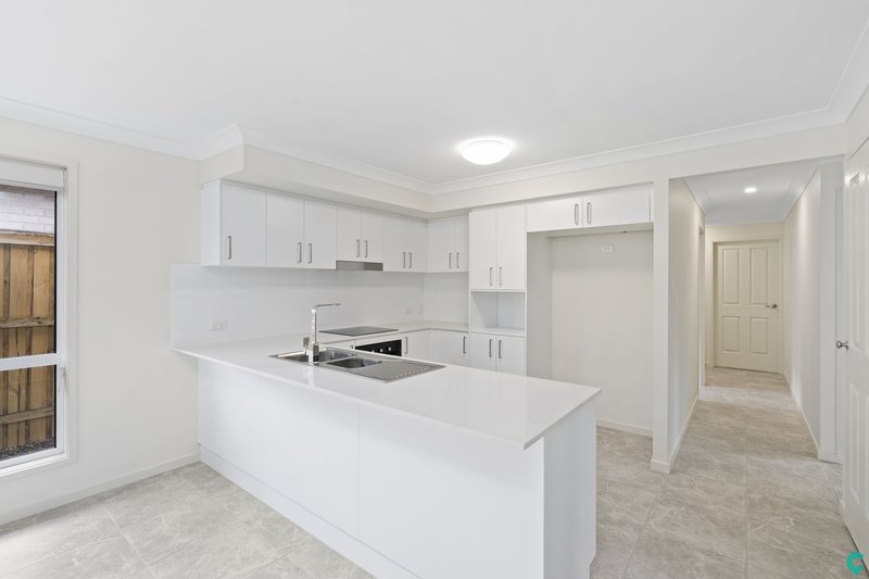 Photo - 42 Randwick Avenue, Logan Reserve QLD 4133 - Image 4